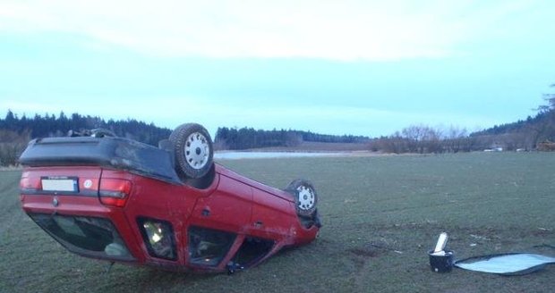 Automobil skončil po nehodě na střeše, jednu osobu transportovali záchranáři letecky do nemocnice