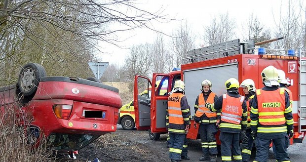 Při nehodě se na Karlovarsku zranila žena i její dítě