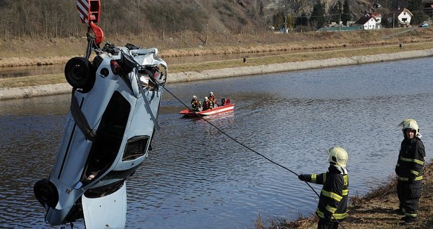 Hasiči vytahovali z Vltavy utopený automobil