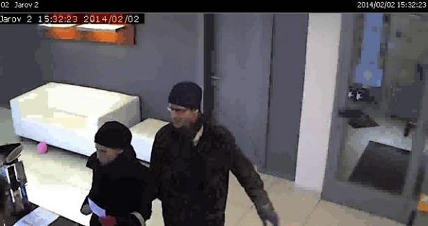 PÁTRÁNÍ: Policisté pátrají po muži, který ukradl luxusní kabelku
