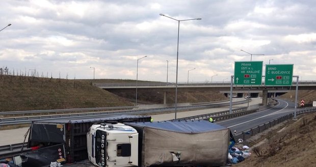 Kvůli nehodě kamionu policisté uzavřeli Pražský okruh k D1