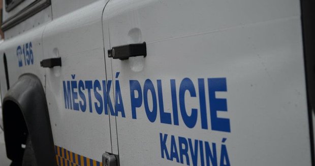 Zloději železa utíkali v Karviné před strážníky, cestou se svlékali