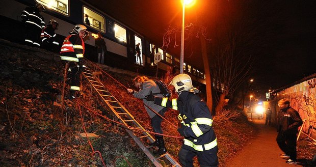 Vlak v Praze usmrtil muže, cestující museli evakuovat hasiči po žebříku