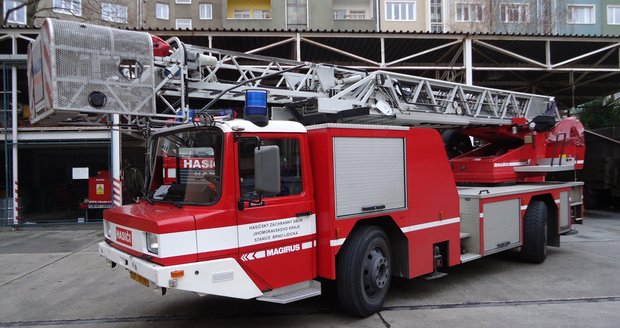 Podezřelé z krádeže museli ze střechy sundat hasiči