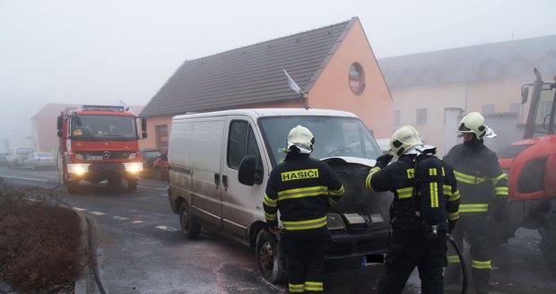 Dodávka začala po nehodě s traktorem hořet