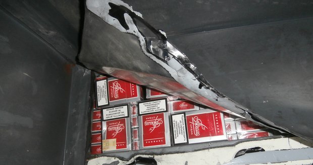 Celníci zajistili cigarety pašované v tajných schránkách v autobusu