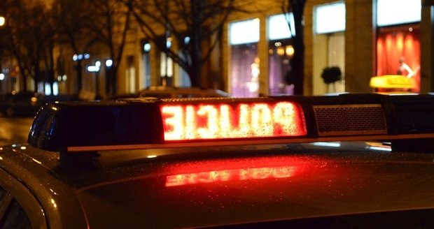 Policistům v Chomutově ujížděl muž v osobním voze, zadržen byl na útěku