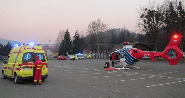 U vážné nehody osobního vozu zasahoval vrtulník LZS