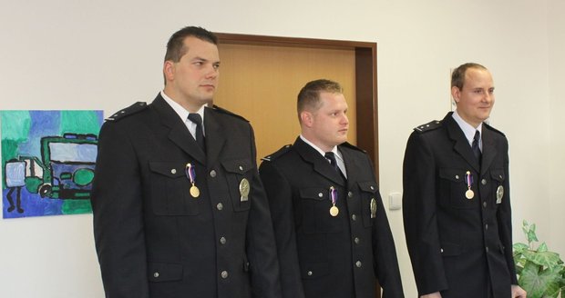 Policisté si převzali medaile policejního prezidenta za záchranu života