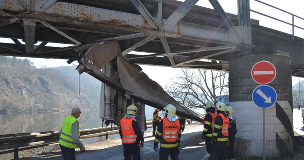Kamion se nevlezl pod železniční most, řidič zaměstnal složky IZS