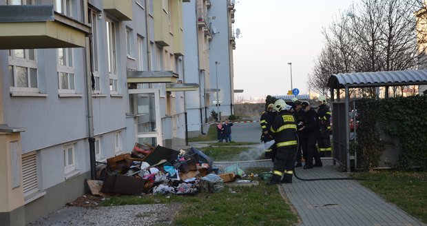 Záchranné složky v Praze zaměstnal požár bytu