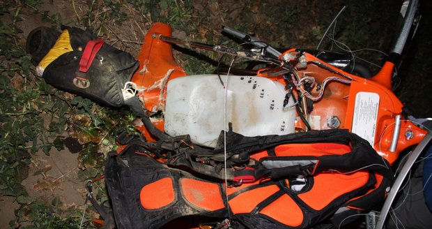 Paraglidista se zřítil na pole, na místě podlehl svým vážným zraněním