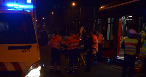 Muže v tramvaji postihl pravděpodobně infarkt, zachránili ho záchranáři