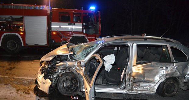 Policistům ujížděl řidič Alfy Romeo, způsobil vážnou nehodu