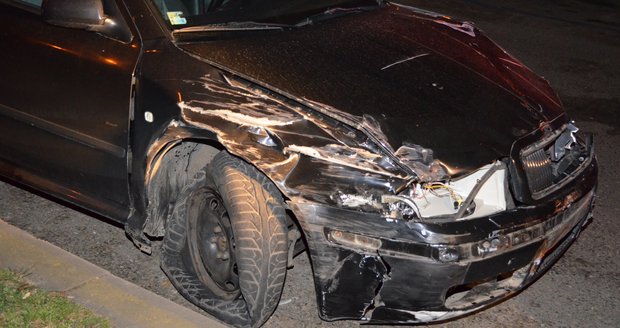 Řidič v kradené Octavii naboural 5 zaparkovaných aut a projel zábradlím