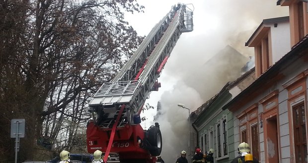 Složky IZS zaměstnal požár přízemního domu, uvnitř zemřela žena