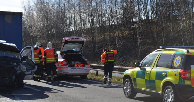 Rychlostní komunikaci R7 zablokovala hromadná nehoda