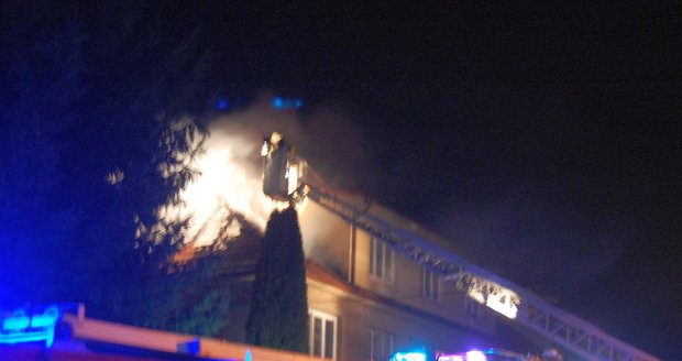 Nájemníky z hořícího domu evakuovali hasiči a policisté