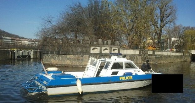 Strážník nalezl ve Vltavě lidské tělo, vylovili ho policisté
