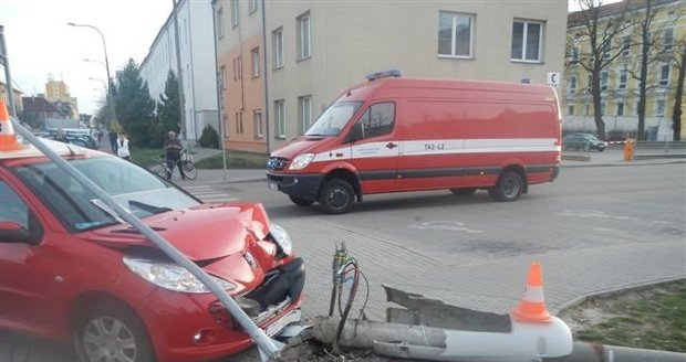 Automobil v Českých Budějovicích naboural do lampy