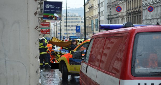 Řidiče postihla nevolnost, v centru Prahy naboural do sloupu
