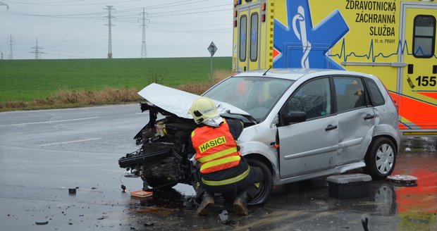 Při nehodě dvou automobilů museli hasiči použít hydraulické vyprošťovací zařízení