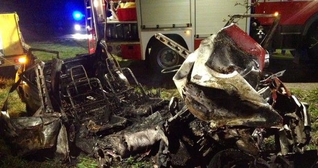 V osobním vozidle na Kolínsku uhořeli dva lidé