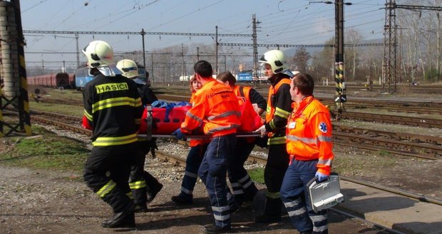 Osobu přebíhající koleje srazil vlak, zasahovat musel vrtulník LZS