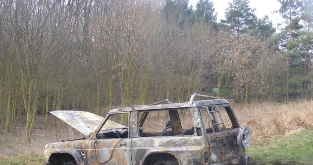 V ohořelém vraku automobilu nalezli hasiči lidské tělo