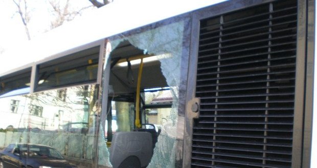 Cestující v autobuse úmyslně vykopl okno, na útěku byl zadržen strážníky MP Praha