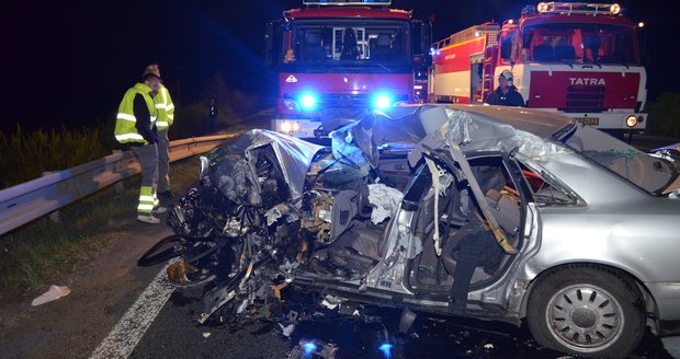 Při nehodě shořely dva tahače, v osobním autě se vážně zranil řidič