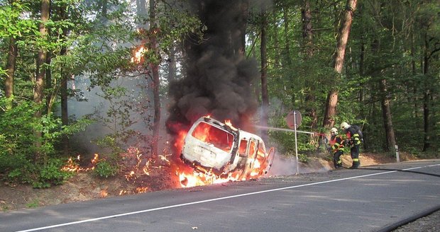 Automobil začal po nárazu do stromu na Zlínsku hořet