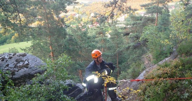 Pes spadl v Českém ráji do průrvy, ven mu pomohli hasiči