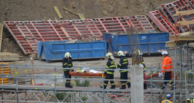 Složky IZS zaměstnal pád dvou dělníků z výše 2. patra