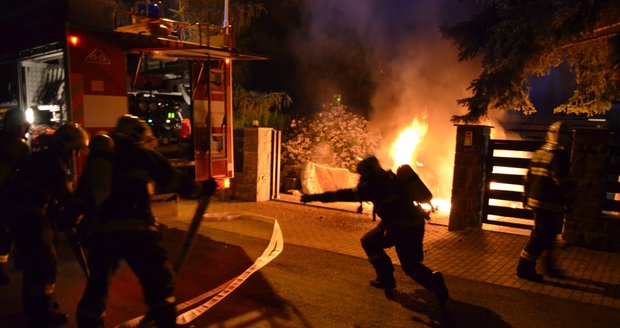 Opilec vulgárně nadával hasičům a policistům, kteří hasili hořící garáž