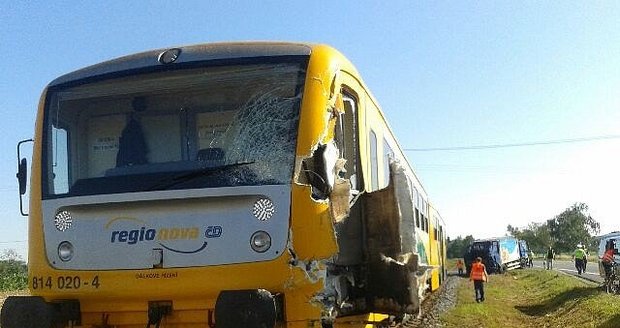 Popelářský vůz rozpáral na Opavsku osobní vlak