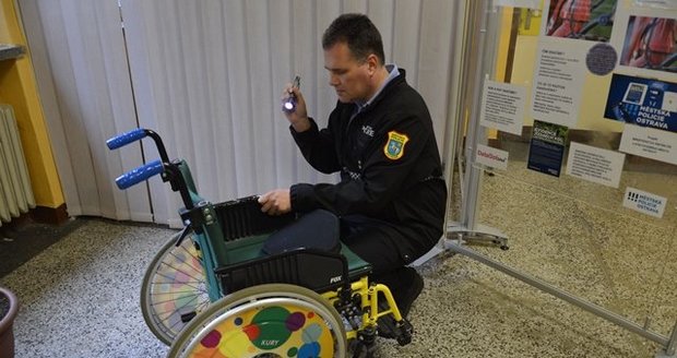 Ostravští strážníci značí syntetickou DNA již také invalidní vozíky