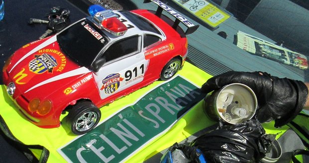 Model policejního autíčka ukrýval půl kila pervitinu