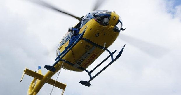 Při nehodě na Nymbursku zemřel motorkář, na místě zasahovaly dva vrtulníky LZS