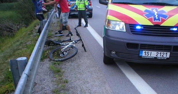 Neznámý řidič srazil cyklistu a z místa nehody ujel