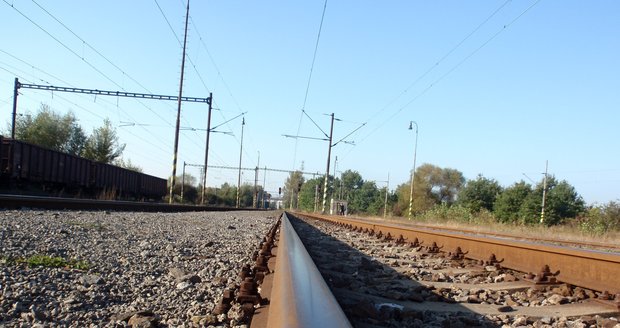Neznámý pachatel položil na koleje v délce 171 metrů kameny, ohrozil cestující ve vlaku