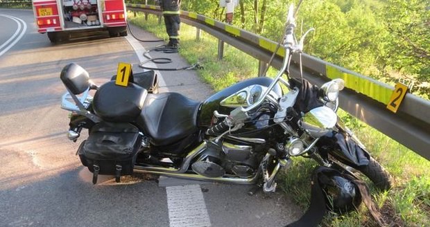 Po havárii motocyklu do svodidel zůstal motorkář v bezvědomí