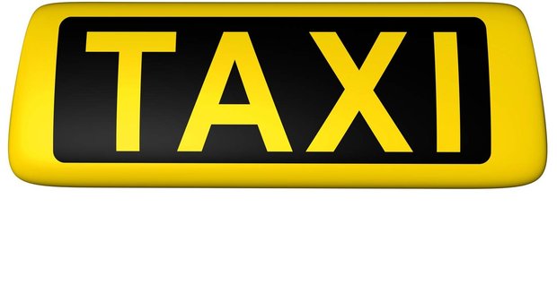 Taxikář troubil na řidičku, když mu spolujezdec ukázal vulgární gesto, zbil ho řidič taxislužby teleskopickým obuškem