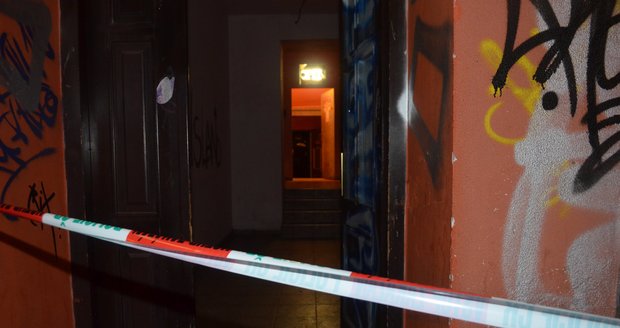 Kriminalisté vyšetřují pobodání muže v pražském bytě