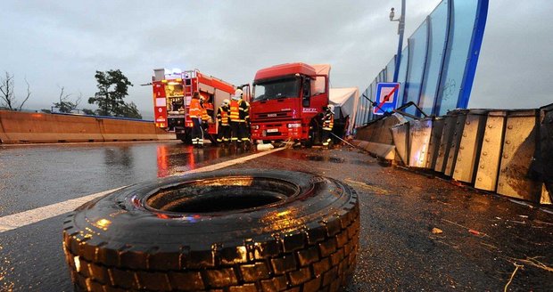 Pražský okruh uzavřela nehoda dvou kamionů