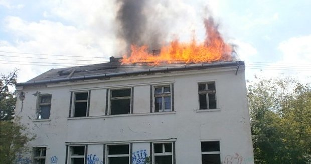 Strážníci vyjeli k údajnému pálení kabelů, nalezli hořící střechu opuštěné budovy