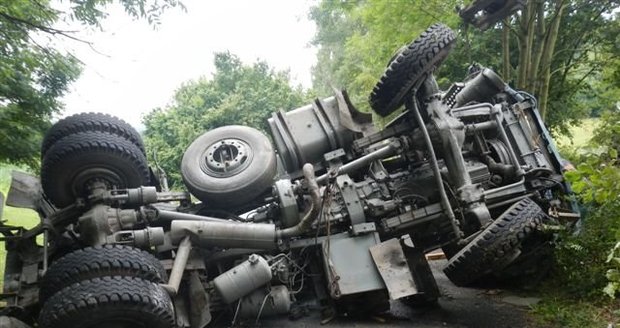 U nehody u Něžovic hasiči vyprošťovali řidiče nákladního vozu