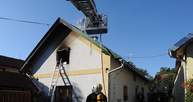Několik jednotek hasičů bojovalo s požárem podkroví rodinného domu
