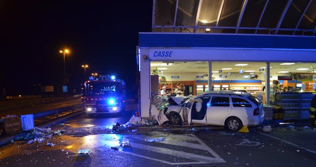 Mladý řidič najel do prodejny na čerpací stanici