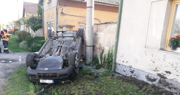Auto skončilo po nehodě v obci Dřísy na střeše